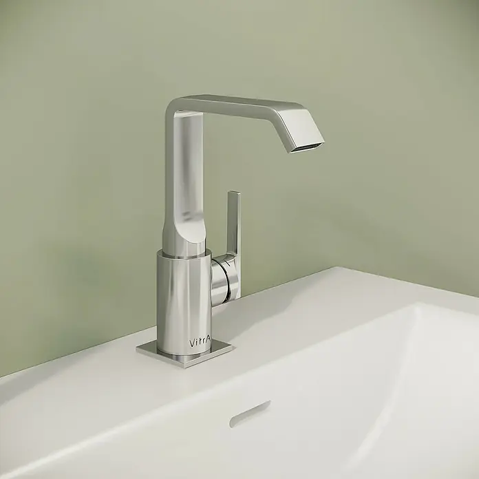 VitrA Suit Waschtischarmatur - Chrom, Glänzend, Mit Zugstange, Höhe: 20,6 cm - Moderner Chrom-Wasserhahn auf einem weißen Waschbecken.