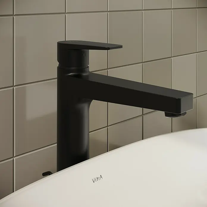 VitrA Flow Square Waschtischarmatur - Schwarz, Matt, Höhe: 30 cm, Mit Zugstange - Mattschwarzer Wasserhahn über einem weißen Waschbecken.