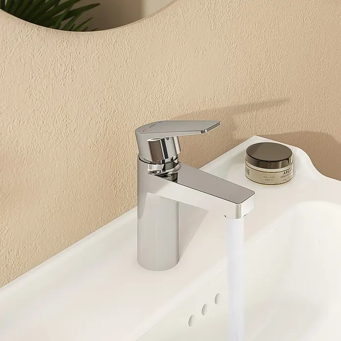 VitrA Flow Square Waschtischarmatur - Chrom, Glänzend - Moderner Chrom-Badarmatur auf einem weißen Waschbecken, Wasser fließt in das Becken, im Badezimmer.