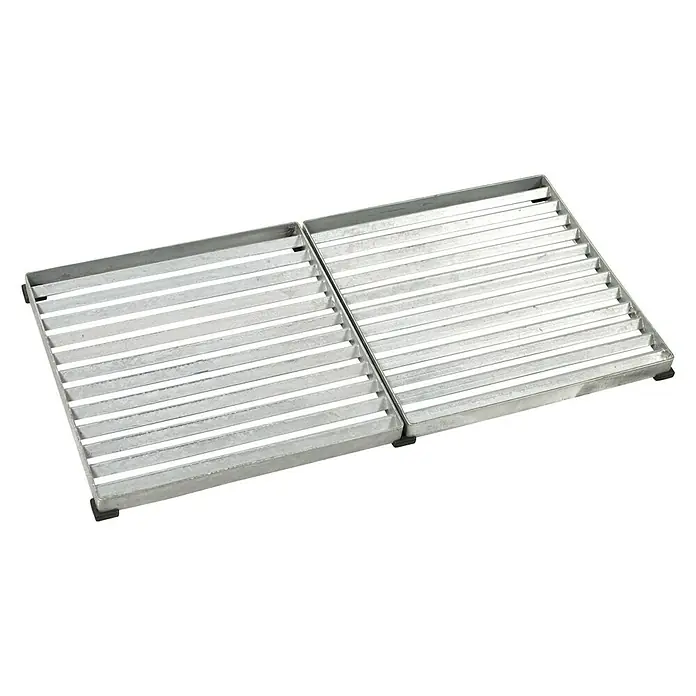 Plus Fußabtreter Cubic - 40 x 80 x 3,5 cm, Silber - Bild einer robusten, zweiteiligen Grillrosteinsatz aus Metall, ideal für den Einsatz im Freien und zum Grillen köstlicher Speisen.