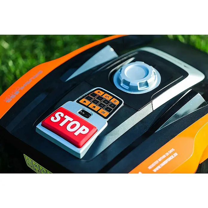 Yard Force Mähroboter COMPACT 300RBS - 300 m², Schnittbreite: 160 mm, Induktionsgestützte Navigation, Begrenzungskabel - Schwarzer und orangefarbener Mähroboter mit prominentem rotem STOP-Knopf, hellgrauem Drehknopf und orangefarbenem Tastenfeld.