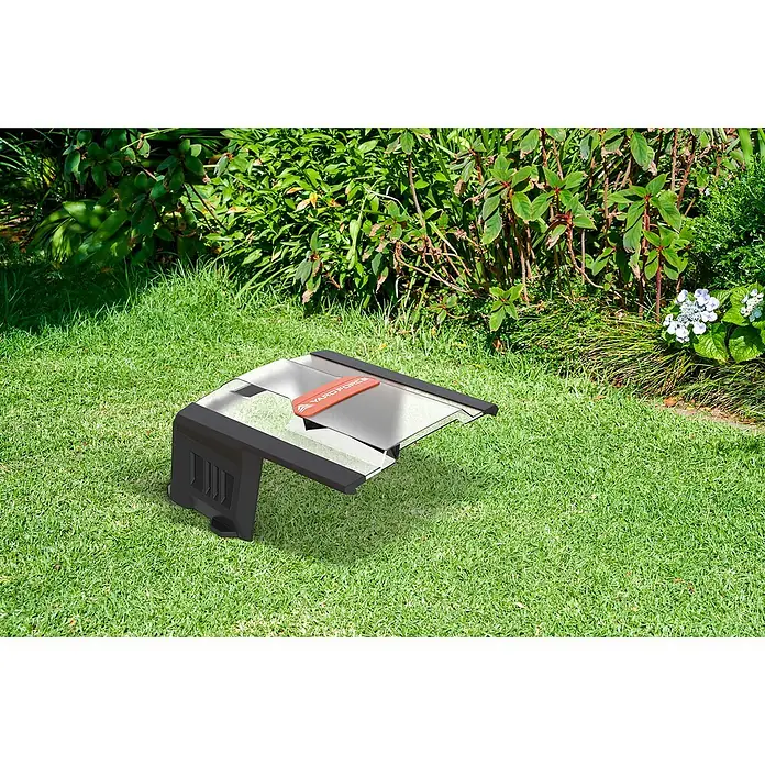 Yard Force Mähroboter-Garage AR SH02 - Yard Force Mähroboter-Modelle NX, COMPACT, SA, Classic, EasyMow und MowBest - Dunkelgrauer Mähroboter mit silberner Oberseite und orangefarbenem Logo zum autonomen Rasenmähen.