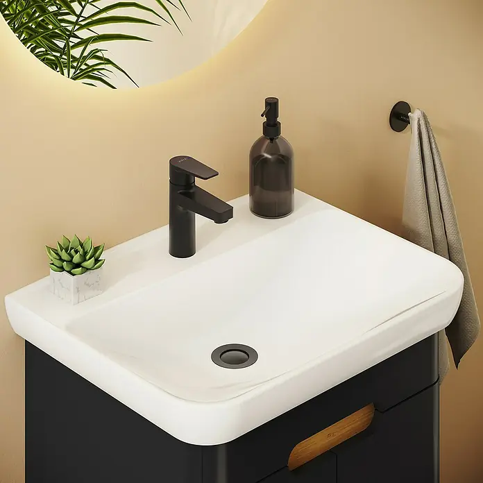 VitrA Flow Square Waschtischarmatur - Schwarz, Matt, Höhe: 15,6 cm, Mit Zugstange - Moderner schwarzer Waschtisch mit weißem Keramikbecken, matt schwarzem Wasserhahn und Seifenspender im Badezimmer.