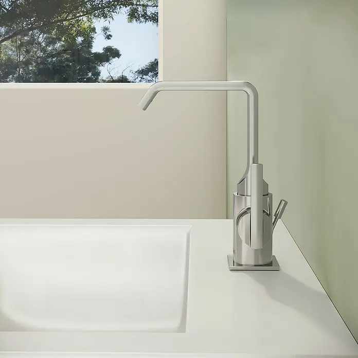 VitrA Suit Waschtischarmatur - Chrom, Glänzend, Mit Zugstange, Höhe: 20,6 cm - Ein moderner Wasserhahn aus poliertem Chrom mit Ausziehbrause, auf einer weißen Spülbeckenarbeitsplatte installiert.