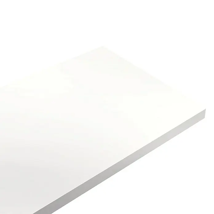 Arbeitsplatte - Front Weiss, 260 x 61 x 2,8 cm - Eine Nahaufnahme einer weißen, rechteckigen Oberfläche, die sich ideal für Produktpräsentationen oder als minimalistischer Hintergrund eignet.