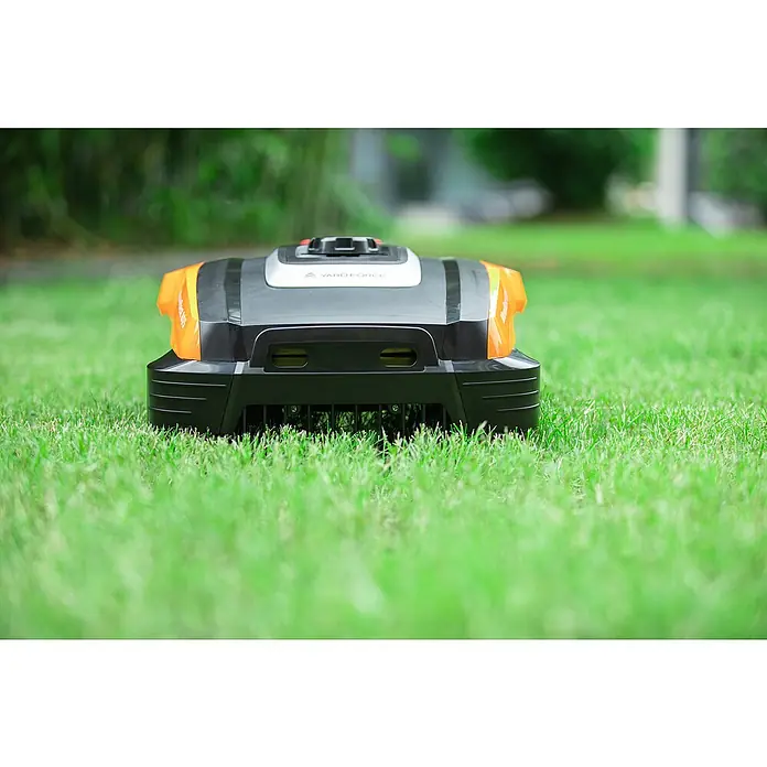 Yard Force Mähroboter Mowbest 805 - 250 m², Schnittbreite: 16 cm, Induktionsgestützte Navigation, Begrenzungskabel - Schwarz-orangefarbener Yard Force Mähroboter mit silbernen Akzenten.
