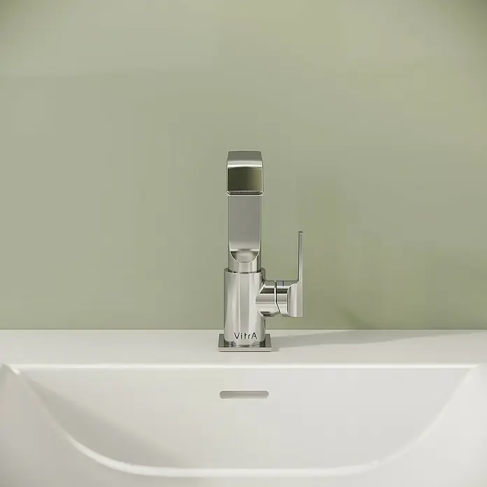 VitrA Suit Waschtischarmatur - Chrom, Glänzend, Mit Zugstange, Höhe: 20,6 cm - Verchromte VitrA Armatur mit quadratischem Design auf einem weißen Waschbecken.
