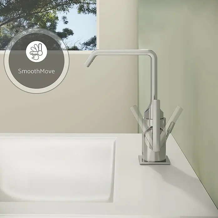 VitrA Suit Waschtischarmatur - Chrom, Glänzend, Mit Zugstange, Höhe: 20,6 cm - Moderner Küchenhahn aus gebürstetem Chrom mit zwei Seitenhebeln, neben einem weißen Waschbecken. Mit 'SmoothMove' Technologie.