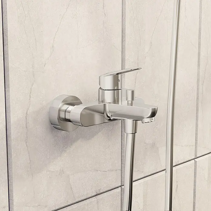 VitrA Flow Round Badewannenarmatur - Chrom, Glänzend - Duscharmatur aus poliertem Chrom mit Einhebelmischer und Schlauch, auf hellen Marmorfliesen installiert.