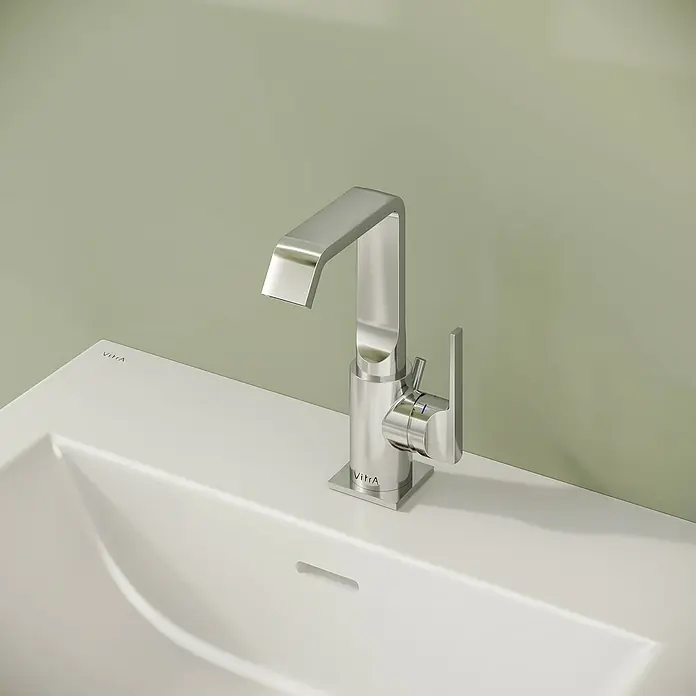 VitrA Suit Waschtischarmatur - Chrom, Glänzend, Mit Zugstange, Höhe: 20,6 cm - Moderner VitrA Chrom-Wasserhahn mit eckigen Linien, auf einem weißen Keramikwaschbecken montiert.