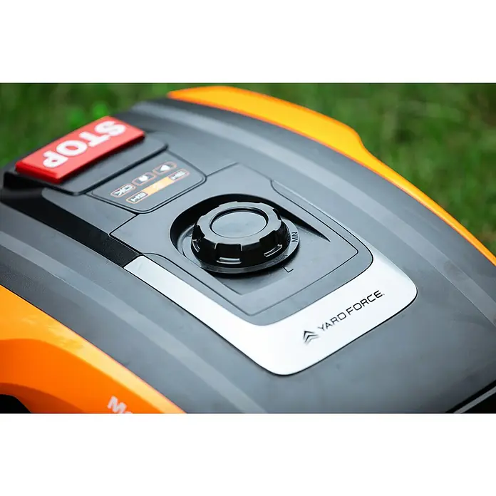 Yard Force Mähroboter Mowbest 805 - 250 m², Schnittbreite: 16 cm, Induktionsgestützte Navigation, Begrenzungskabel - Nahaufnahme des orange-dunkelgrauen Bedienfelds eines Mähroboters mit rotem STOP-Knopf, Schnitthöhenregler und 'YARD FORCE'-Logo.