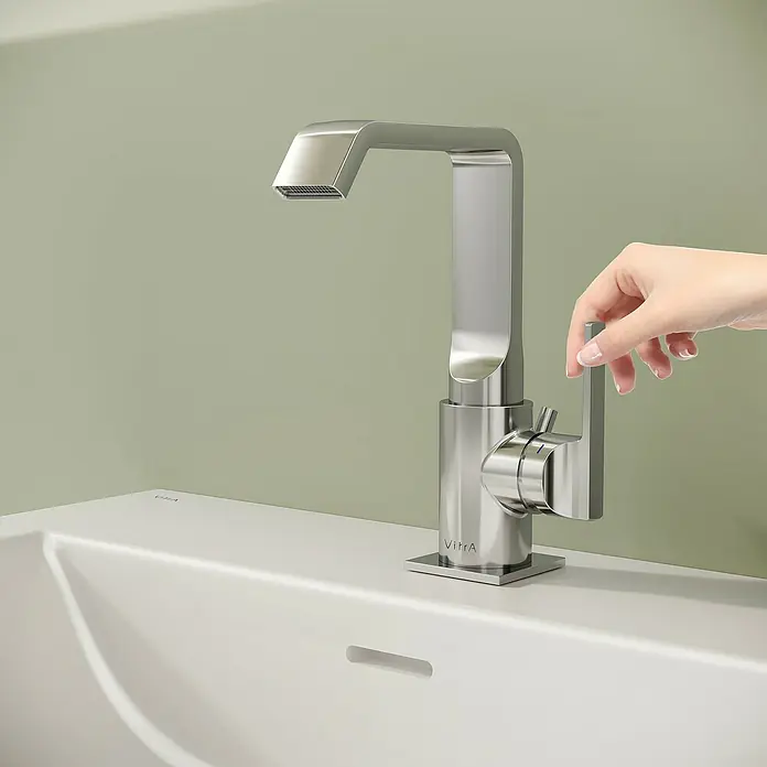 VitrA Suit Waschtischarmatur - Chrom, Glänzend, Mit Zugstange, Höhe: 20,6 cm - Moderner, rechteckiger Chrom-Wasserhahn auf weißem Waschbecken, von einer Hand bedient.