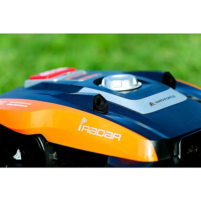 Yard Force Mähroboter COMPACT 300RBS - 300 m², Schnittbreite: 160 mm, Induktionsgestützte Navigation, Begrenzungskabel - Nahaufnahme eines orange-dunkelblauen Mähroboters mit silbernen und roten Akzenten, mit "YARD FORCE" und "iRadar" Branding.