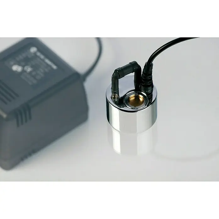 Ubbink Vernebler MystMaker I indoor - Geeignet für: Zimmerbrunnen, 20 W - Das Bild zeigt einen Ultraschallvernebler mit Stromkabel und Netzteil auf einem hellen Untergrund. Der Vernebler ist aus poliertem Metall.