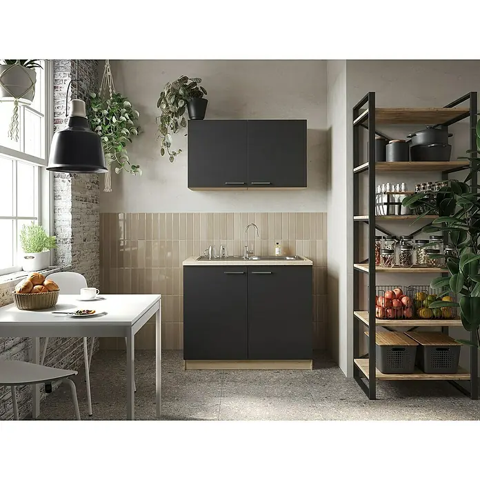Respekta Merle Komplettspüle Typ 2 - 100 x 60 cm, Schwarz - Küchenszene mit schwarzen Schränken und einem offenen Regal mit Holzböden, dekoriert mit Vorratsgläsern und Pflanzen für eine stilvolle Atmosphäre.