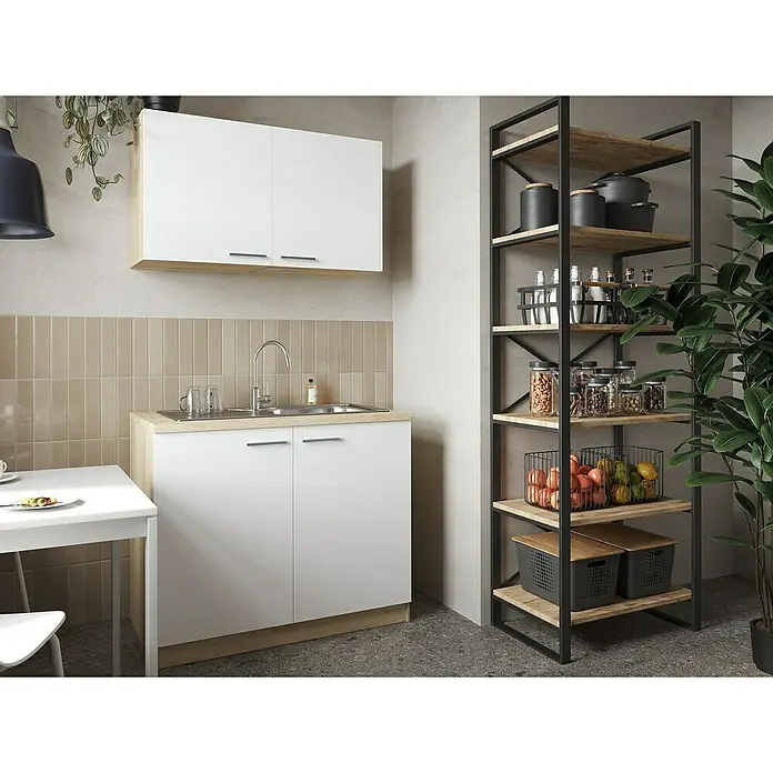 Respekta Merle Komplettspüle Typ 2 - 100 x 60 cm, Weiß - Küchenszene mit weißen Schränken und einem schwarzen Metallregal mit Holzregalböden, auf denen Vorratsbehälter und Küchenutensilien stehen.