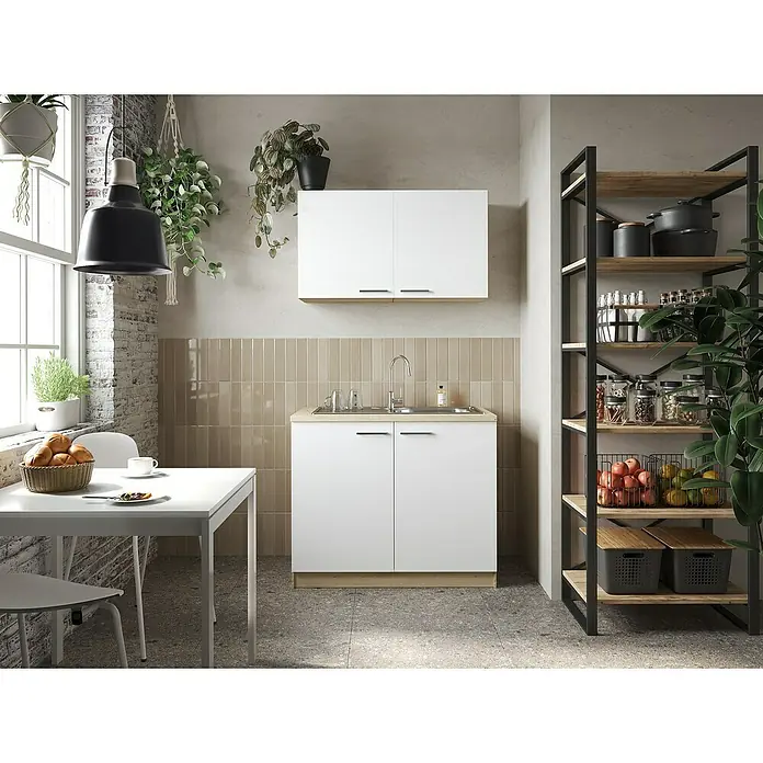 Respekta Merle Komplettspüle Typ 2 - 100 x 60 cm, Weiß - Ein helles Küchendesign mit weißen Schränken, einem Esstisch und einem offenen Regal, das stilvolle Aufbewahrungslösungen bietet.