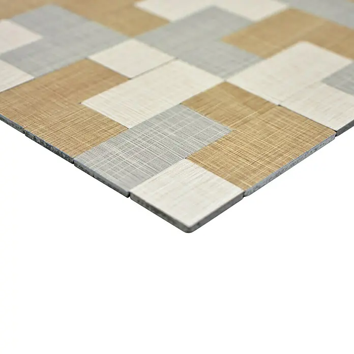 Selbstklebemosaik SAM 4MT87M - 30,5 x 30,5 cm, Grau/Beige, Matt - Nahaufnahme von quadratischen Vinylfliesen in Beige, Grau und Weiß, die ein elegantes, modernes Muster bilden.