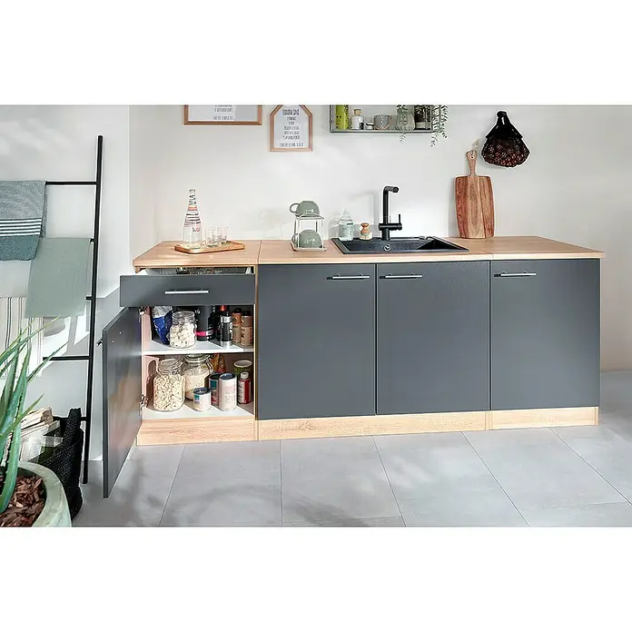 Respekta Merle Küchen-Unterschrank - B x T x H: 50 x 60 x 84,8 cm, Grau - Küchenaufnahme mit offenem Unterschrank, gefüllt mit Lebensmitteln, grauen Fronten und hölzerner Arbeitsplatte für eine helle und moderne Atmosphäre.