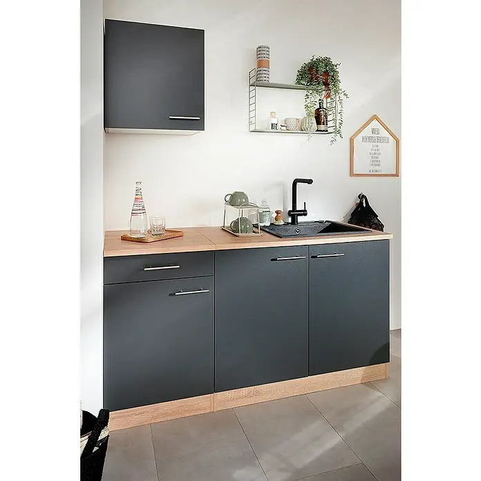 Respekta Merle Hängeschrank - B x T x H: 50 x 34,6 x 56,1 cm, Grau - Moderne Küchenzeile mit dunklen Schränken und Arbeitsplatte in Holzoptik, inklusive Spüle und Hängeschrank. Dekorative Elemente runden das Gesamtbild ab.