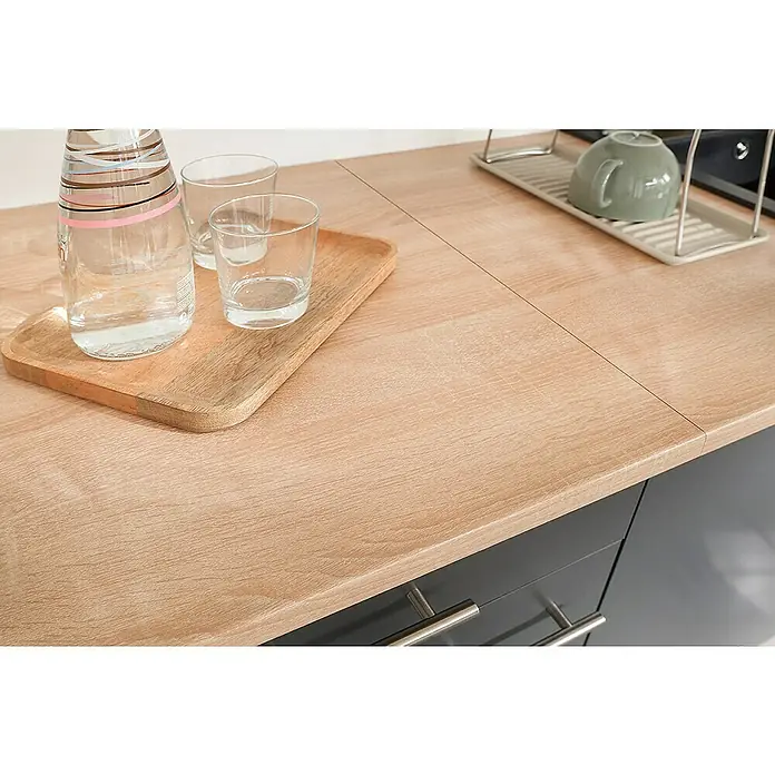 Respekta Merle Küchen-Unterschrank - B x T x H: 50 x 60 x 84,8 cm, Grau - Nahaufnahme einer Arbeitsplatte mit Wasserflasche, Gläsern und Abtropfgestell, die eine elegante und funktionale Küchenanordnung präsentiert.