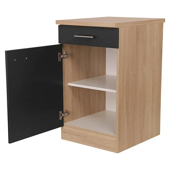 Respekta Merle Unterschrank - B x T x H: 50 x 60 x 84,8 cm, Schwarz - Das Bild zeigt einen Nachttisch mit einer Schublade und einer offenen Tür, hinter der sich zwei Regale befinden.