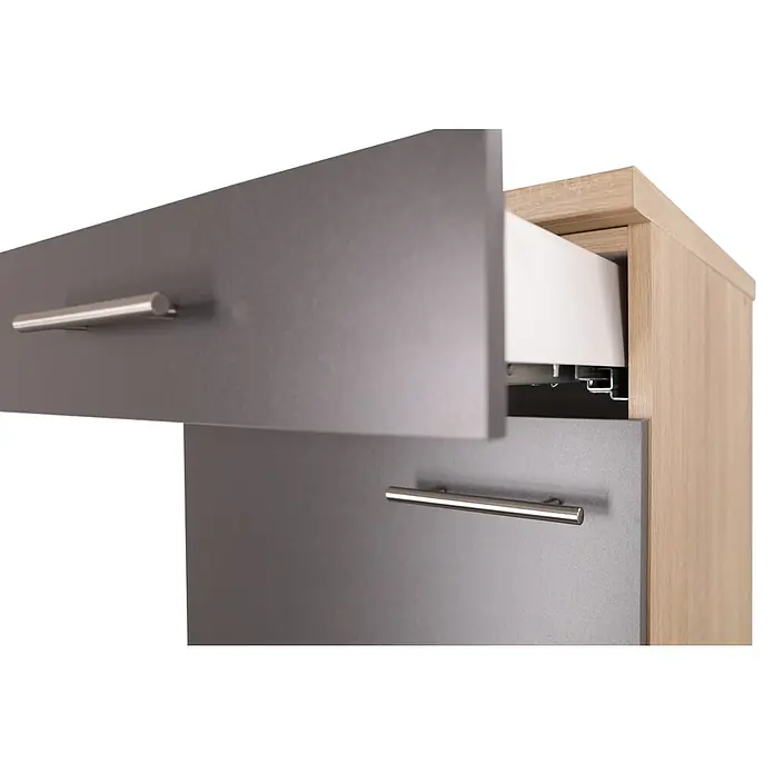 Respekta Merle Küchen-Unterschrank - B x T x H: 50 x 60 x 84,8 cm, Grau - Nahaufnahme eines Schranks mit leicht geöffneter Schublade und einem langen, dünnen Griff. Moderner Stil mit neutralen Farbtönen.