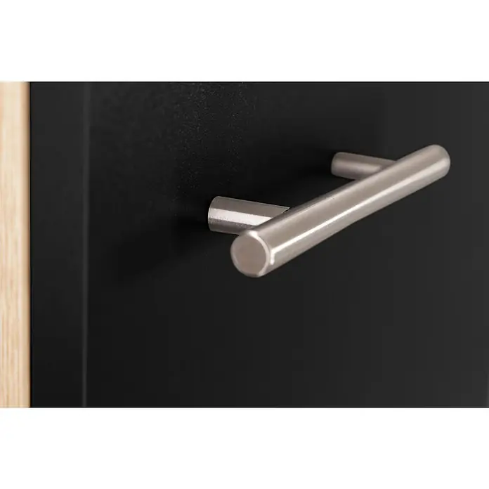 Respekta Merle Spülenunterschrank - B x T x H: 50 x 60 x 84,8 cm, Schwarz - Nahaufnahme eines modernen Schranks mit einem silbernen Griff vor einem dunklen Hintergrund, der die elegante Hardware hervorhebt.