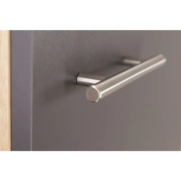 Respekta Merle Spülenunterschrank - B x T x H: 50 x 60 x 84,8 cm, Grau - Eine Nahaufnahme eines modernen Schranks mit einem eleganten, gebürsteten Metallgriff, der Funktionalität und schlichtes Design vereint.