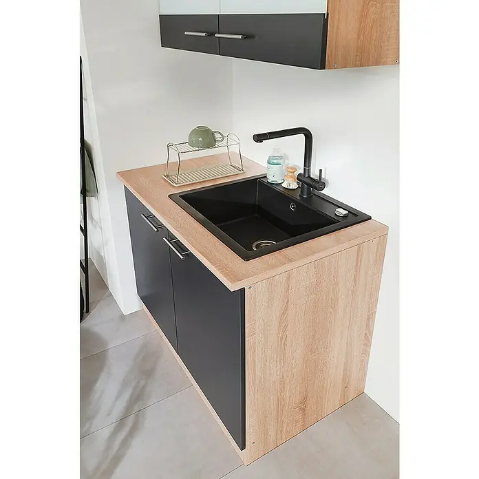 Respekta Merle Spülenunterschrank - B x T x H: 100 x 60 x 84,8 cm, Grau - Küchenspüle mit schwarzen Armaturen und Abtropfgestell auf einer modernen Küchenzeile mit hellen Holz- und grauen Elementen.