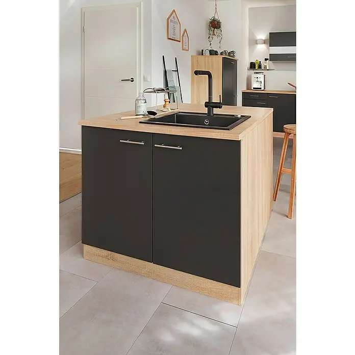 Respekta Merle Spülenunterschrank - B x T x H: 100 x 60 x 84,8 cm, Grau - Kücheninsel mit Spüle und schwarzen Schranktüren. Die Arbeitsplatte ist aus hellem Holz gefertigt und bietet ausreichend Platz zum Arbeiten.