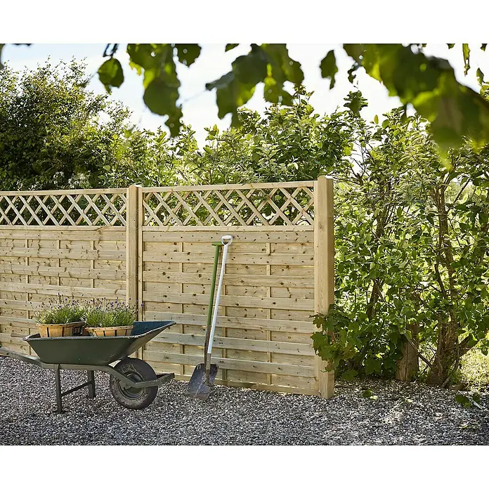 Plus Sichtschutzelement Bergen - 180 x 165 cm, Natur - Holzzaun mit dekorativem Gittereinsatz, der einen Gartenbereich stilvoll abgrenzt, im Garten mit Schubkarre und Spaten.