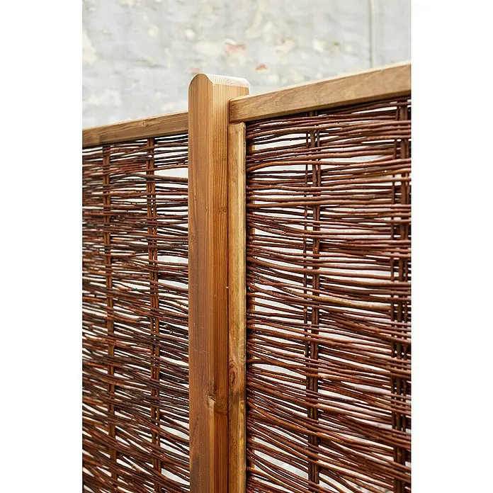 Plus Sichtschutzelement mit Rahmen - B x H: 120 x 180 cm, Braun - Detailaufnahme eines dekorativen, braunen Weidenzauns mit Holzrahmen und Pfosten, der als Sichtschutz oder Gartenelement dient.