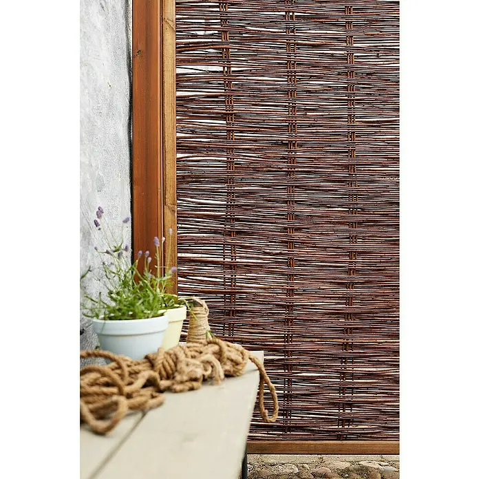 Plus Sichtschutzelement mit Rahmen - B x H: 120 x 180 cm, Braun - Nahaufnahme eines dekorativen Weidenzauns mit rustikalem Charme, ideal für Garten und Terrasse, mit Pflanzen und Seilen im Vordergrund.