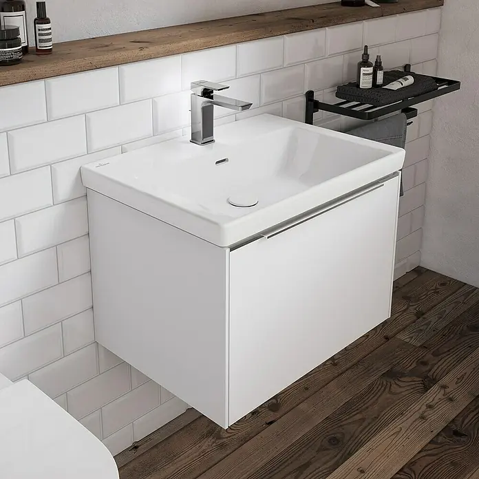 Villeroy & Boch Subway 3.0 Waschtisch - 65 x 47 cm, Mit schmutzabweisender Glasur, Hahnloch: Mitte, Ohne Überlauf, Stone White, Waschbecken geeignet für: Halbsäule, Ungeschliffen - Weißer Waschtischunterschrank mit modernem Design und verchromtem Wasserhahn. Das Möbelstück fügt sich nahtlos in ein stilvolles Badezimmerambiente ein.