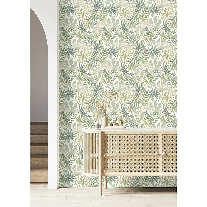 Rasch Selection Vliestapete Vinyl - Pastell-Moosgrün, Floral, 10,05 x 0,53 m - Nahaufnahme einer Wand mit floraler Tapete in Grün- und Beigetönen, die eine natürliche und beruhigende Atmosphäre schafft.