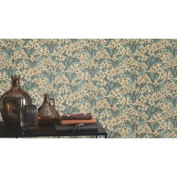 Rasch Selection Vliestapete Vinyl Modern Art I - Türkis, Floral, 10,05 x 0,53 m - Dekorative Stillleben-Szene mit floral gemusterter Tapete, Vintage-Flaschen und gestapelten Notizbüchern auf einem dunklen Tisch.