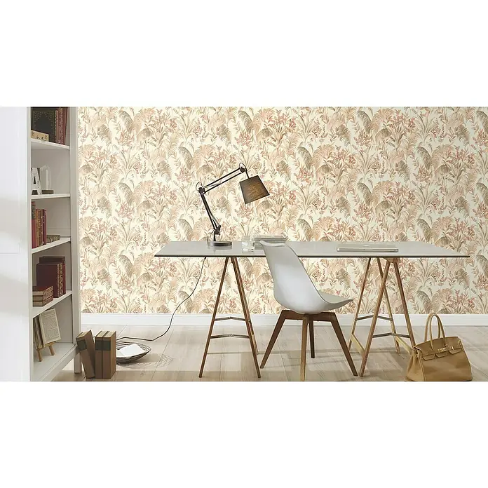 Rasch Florentine IV Vliestapete Pflanzen-Allover - Beige, Floral, 10,05 x 0,53 m - Ein Arbeitszimmer mit einem Schreibtisch, einer Lampe, einem Stuhl und einem Bücherregal vor einer floral gemusterten Tapete.