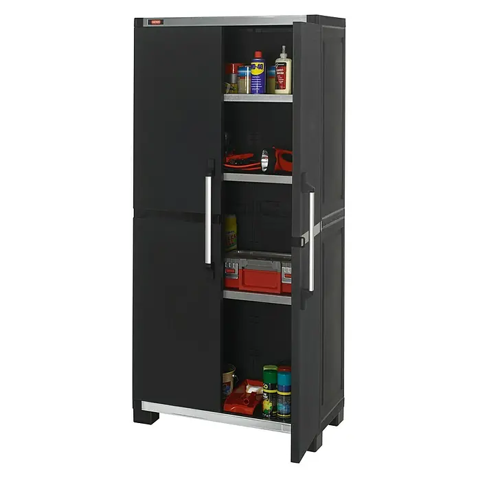 Keter Kunststoff-Mehrzweckschrank XL - L x B x H: 45 x 88 x 187 cm - Ein schwarzer, hoher Werkzeugschrank mit geöffneten Türen, der Werkzeuge und Reiniger auf mehreren Regalen zeigt.