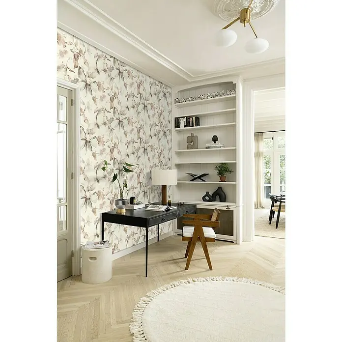 Rasch Florentine IV Vliestapete Flowers - Pastellcreme, Floral, 10,05 x 0,53 m - Ein stilvolles Büro mit einem schwarzen Schreibtisch, einem Holzstuhl und einem runden, weißen Teppich, das eine einladende Arbeitsatmosphäre schafft.