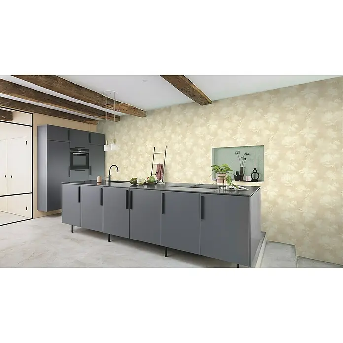 Rasch Florentine IV Vliestapete Dezente Blümchen - Beige, Floral, 10,05 x 0,53 m - Elegantes Küchendesign mit grauen Schränken, Holzbalken und floral gemusterter Tapete. Moderne Ästhetik trifft auf rustikalen Charme in dieser stilvollen Küche.