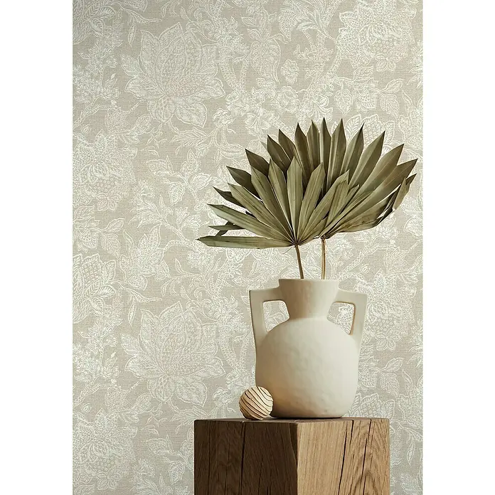 Rasch Selection Vliestapete Vinyl - Beigetaupe, Floral, 10,05 x 0,53 m - Nahaufnahme einer stilvollen Vase mit einem Trockenblumen-Arrangement auf einem Holzhocker, vor einem dezenten floralen Hintergrund.