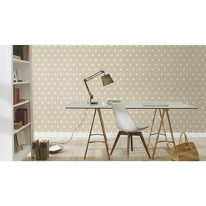 Rasch Selection Vliestapete Vinyl - Beige, Grafisch, 10,05 x 0,53 m - Eine Nahaufnahme eines Schreibtisches mit einer Lampe, einem Stuhl und einer Handtasche vor einer Wand mit einem geometrischen Hexagonmuster.
