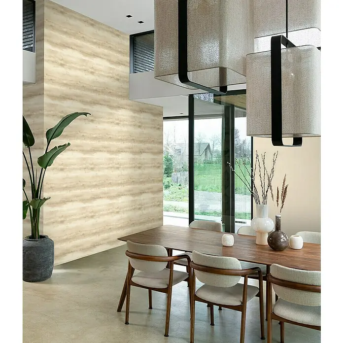 Rasch Florentine IV Vliestapete Pastell-Uni - Creme, Uni, 10,05 x 0,53 m - Esszimmer mit Esstisch, Stühlen, Lampe und Pflanze. Die Wand hat ein sandfarbenes Streifenmuster, das eine warme Atmosphäre erzeugt.