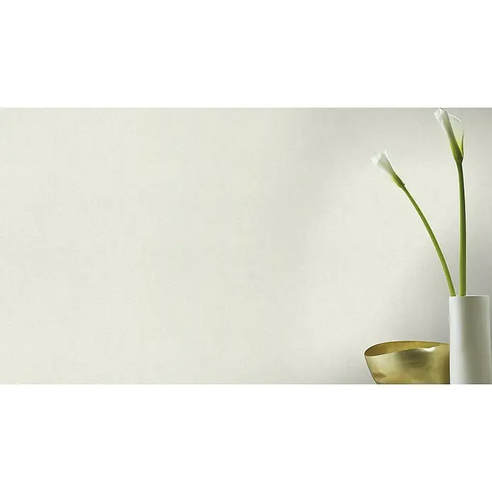 Rasch Selection Vliestapete Das Beste (2025) - Cremeweiß, Uni, 10,05 x 0,53 m - Elegante Callas in einer schlanken Vase, ergänzt durch eine goldene Schale, setzen stilvolle Akzente auf einem schlichten Untergrund.