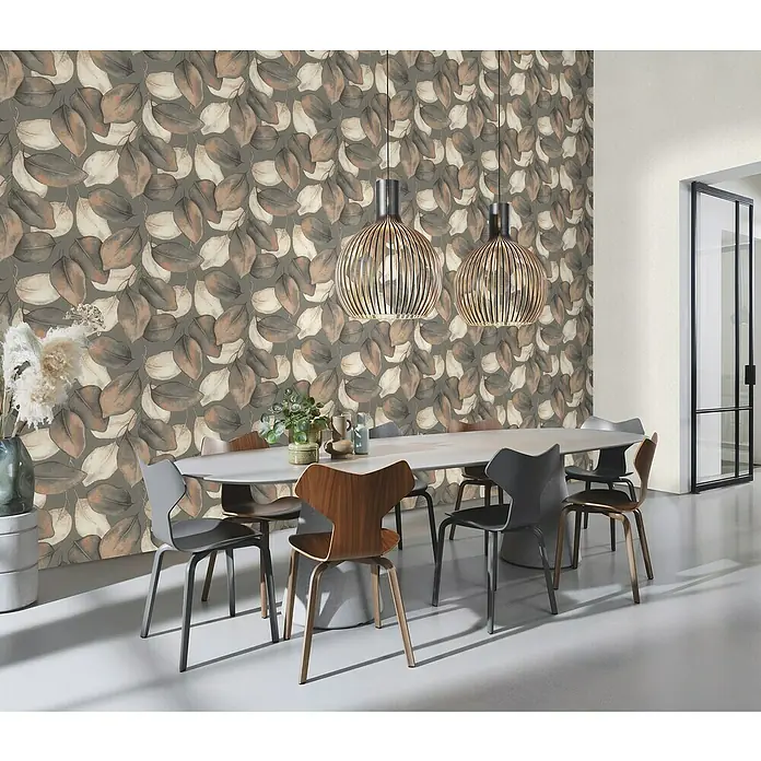 Rasch Incanto Vliestapete Moderne Blätter - Bronze/Beigegrau, Floral, 10,05 x 0,53 m - Esszimmer mit Esstisch, Stühlen und Blattmuster-Tapete. Die Lampen hängen über dem Tisch und sorgen für eine angenehme Atmosphäre.