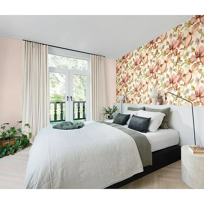 Rasch Florentine IV Vliestapete Flowers - Pastellrosa, Floral, 10,05 x 0,53 m - Schlafzimmer mit einem weißen Bett, einer Blumendekorwand und Vorhängen, die ein ruhiges und stilvolles Ambiente schaffen.