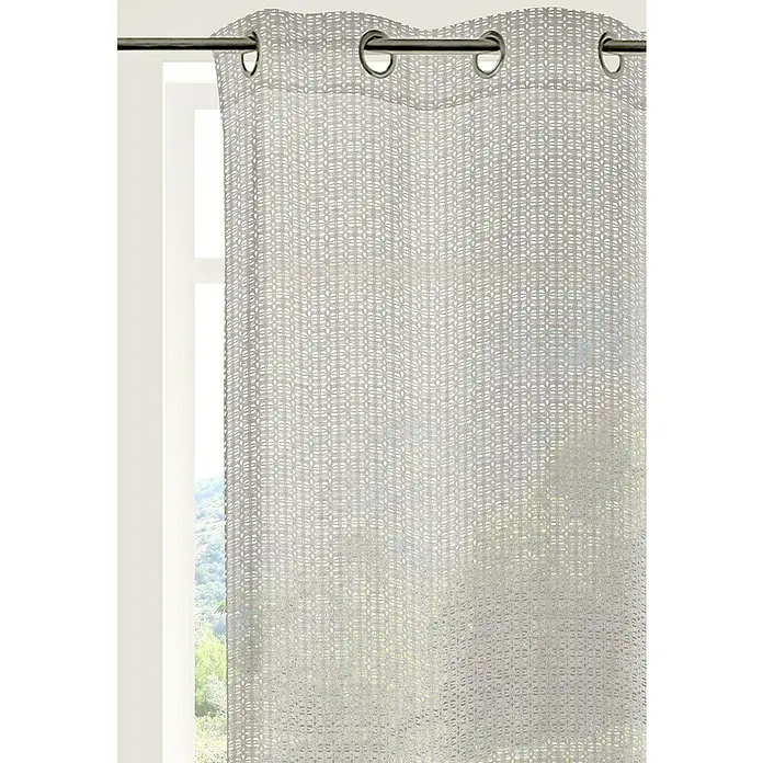 Visillo para ventana Maglia - An x Al: 140 x 250 cm, 100% poliéster, Gris - Una vista detallada de una cortina decorativa con suspensión de ojales, filtrando una luz suave.