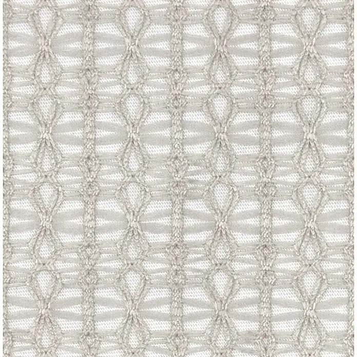 Visillo para ventana Maglia - An x Al: 140 x 250 cm, 100% poliéster, Gris - Primer plano de un tejido de malla beige con un patrón de rombos decorativo, ideal para cortinas ligeras o textiles delicados.