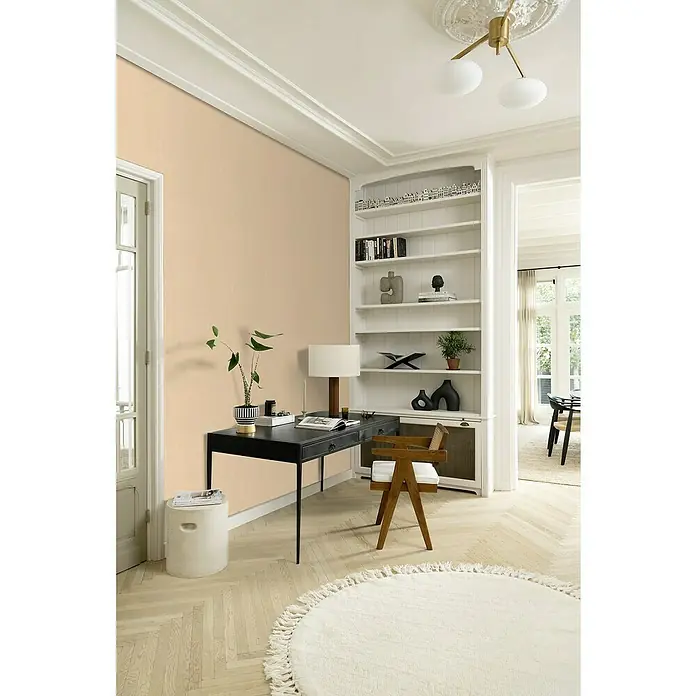 Rasch Florentine IV Vliestapete Pastell-Uni - Beige, Uni, 10,05 x 0,53 m - Elegantes Interieur mit schwarzem Schreibtisch, Holzstuhl und weißem Bücherregal. Die runde Teppich sorgt für eine warme Atmosphäre.